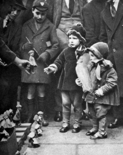 Kerb-side toy-seller, Holborn, London, 1926-1927. Artist: Unknown