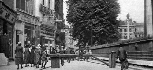 St Paul's churchyard and a tollgate, London, 1926-1927.Artist: Whiffin