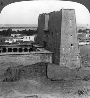 'The pylon and court of the temple of Horus at Edfu, Egypt', 1900.Artist: Underwood & Underwood