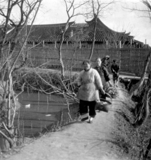 Villagers in Shanghai, China, early 20th century.Artist: J Dearden Holmes