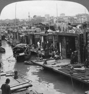 A street of 'flower boats', Canton, China, 1900.Artist: Underwood & Underwood