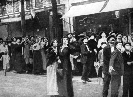 Parisians watching a German aeroplane, First World War, 1914. Artist: Unknown