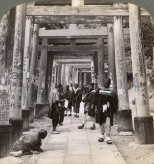 Coming and going under long rows of sacred torii, Shinto temple of Inari, Kyoto, Japan, 1904. Artist: Underwood & Underwood