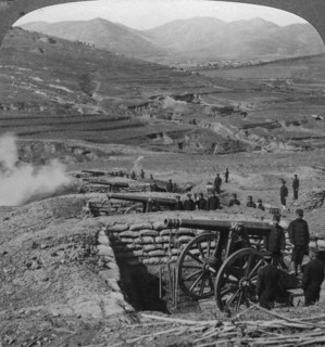 Japanese batteries firing on Russian forts, Siege of Port Arthur, Russo-Japanese War, 1904-1905.Artist: Underwood & Underwood