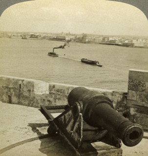 Cannon, Morro Castle, Havana, Cuba.Artist: Underwood & Underwood
