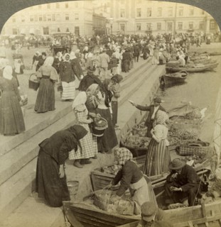 Market boats, Helsinki, Finland.Artist: Underwood & Underwood