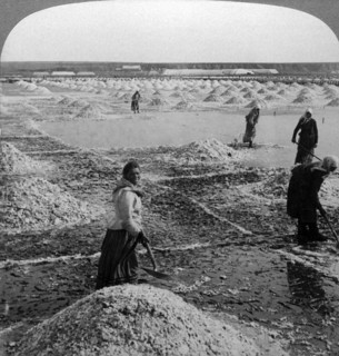 Reservoir after evaporation, turning up the salt fields, Solinen, Russia.Artist: Underwood & Underwood