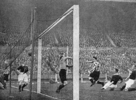Jack Allen heads Newcastle's first goal, FA Cup Final, Wembley, London, 1932.Artist: Graphic Photo Union