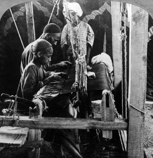 Shawl weavers, Kashmir, India, c1900s(?).Artist: Underwood & Underwood