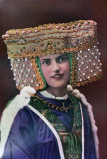 Lady's headdress, 14th century, (1910). Artist: Unknown