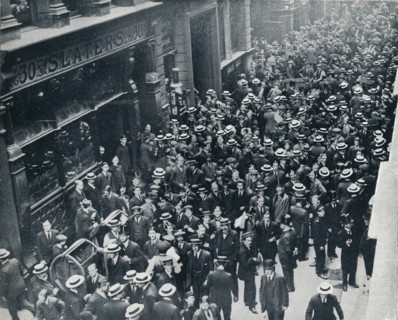 The war crisis in the city: The closing of the London Stock Exchange, 1914. Artist: Unknown