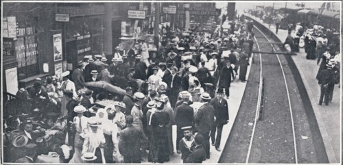 The Holiday Exodus from London, 1906. Artist: Unknown