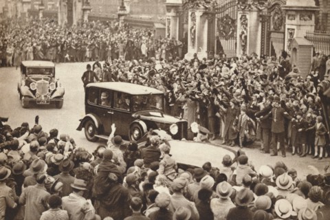 'George VI and Queen Elizabeth leave Buckigham Palace to holiday in Windsor', 1937. Creator: Unknown.