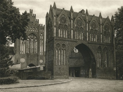 'Neubrandenburg (Mecklenburg) - Treptower Tor', 1931. Artist: Kurt Hielscher.