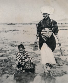 'Digging clams at low-tide in Tokyo Bay', c1900, (1921). Artist: Julian Leonard Street.