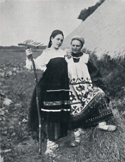 Two women of Ryazan, Central Russia, 1912. Artist: J Daziaro.
