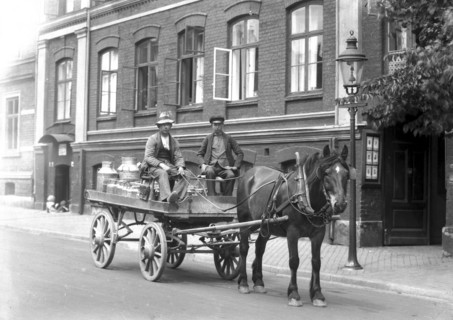 Transporting milk by horse and cart, Landskrona, Sweden, 1915. Artist: Unknown