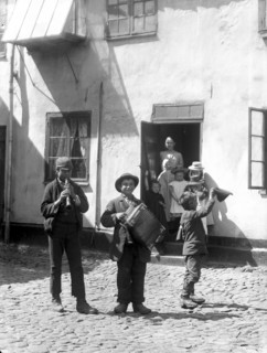 Young backyard musicians, Landskrona, Sweden 1910. Artist: Unknown