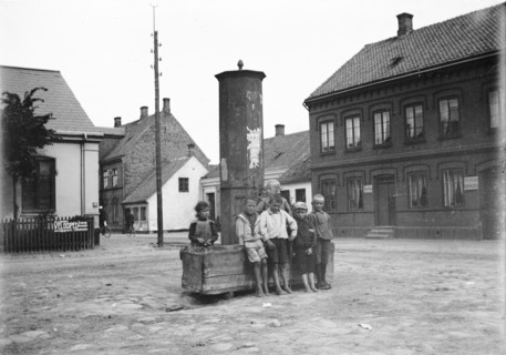 Five boys and one little girl by the old city pump, Landskrona, Sweden, 1905. Artist: Unknown