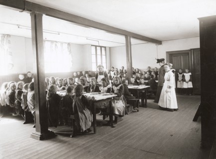 Poor children are served free meals in the refectory, Albano school, Landskrona, Sweden, 1906. Artist: Unknown