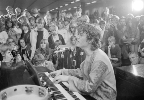 Steve Winwood, lead singer with Traffic, in concert at Landskrona, Sweden, 1967. Artist: Unknown