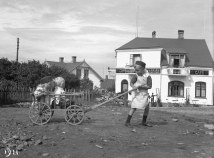 A boy pulling his brother and sister in a cart, 1911. Artist: Unknown