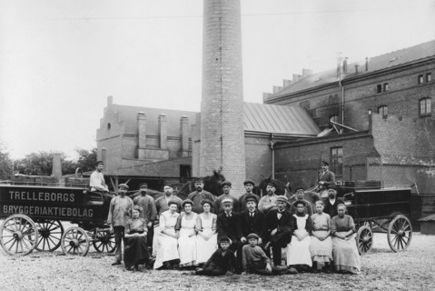Staff outside the Trelleborgs Brewery, Trelleborg, Sweden, late 19th or early 20th century. Artist: Unknown