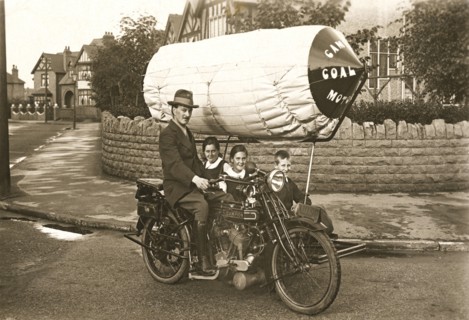 Family in a coal gas powered motorcycle, Nottingham, Nottinghamshire, 1916. Artist: Unknown
