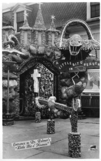 Entrance to Dr Palmer's Little Bit o' Heaven, Davenport, Iowa, USA. Artist: Unknown