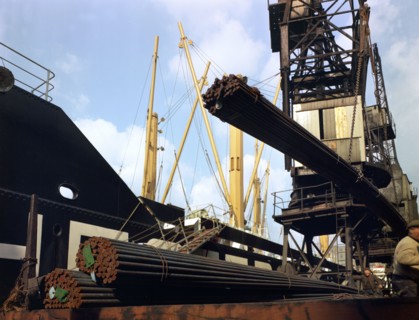 Dockers loading steel bars onto the 'Manchester Renown', Manchester, 1964.  Artist: Michael Walters