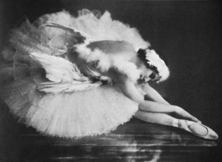 Anna Pavlova in 'The Swan', 20th century. Artist: Unknown