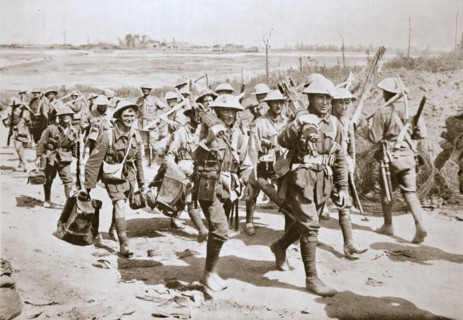 Australian machine-gunners returning from the trenches, France, World War I, 1916. Artist: Unknown