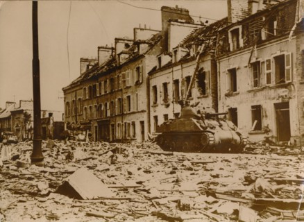 Un char d'assaut américain sur une route à Cherbourg, en Normandie, 1944