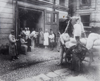 Unloading food, the House of Scientists, Petrograd, Russia, c1920-c1924(?). Artist: Unknown