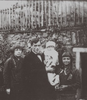 Marina Tsvetaeva with husband and children. Prague, 1925, 1925.