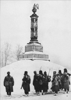 Soviet soldiers at the monument to the heroes of the War of 1812 in the village of Tarutino Kaluga r Artist: Anonymous