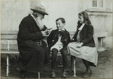 Leo Tolstoy with grandchildren Leo and Sofia, 1909. Artist: Chertkov, Vladimir Grigorievich (1854-1936)