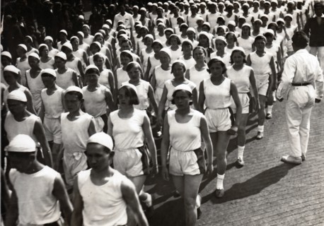 Parade, c. 1930. Artist: Magaziner, Semyon Abramovich (1886-1940)