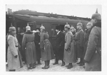 Arrival of the Russian delegation in Brest-Litovsk. In the centre Trotsky. Left: Kamenev and Joffe.