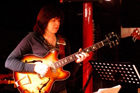 Deidre Cartwright, guitarist, Pizza Express, London.   Artist: Brian O'Connor