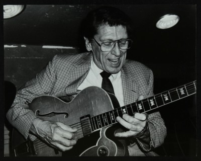 Tal Farlow playing the guitar at The Bell, Codicote, Hertfordshire, 18 May 1986. Artist: Denis Williams