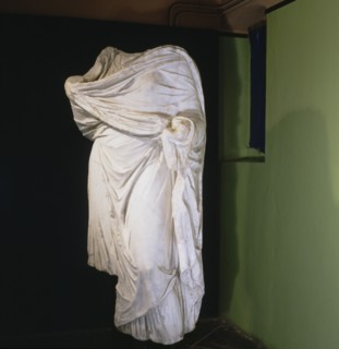 Female statue in white marble from Pamplona.