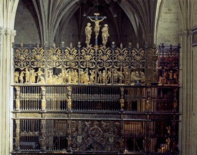 Iron gate with Corinthian pilasters and plateresque ornaments, made between 1518-1520.