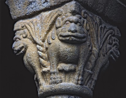 Capital of the cloister of the Cathedral of La Seu d'Urgell, decorated with a lion.