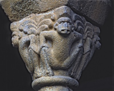 Capital of the cloister of the Cathedral of La Seu d'Urgell, decorated with apes.