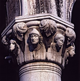 Capital decorated, Ducal Palace, located in the lower gallery.