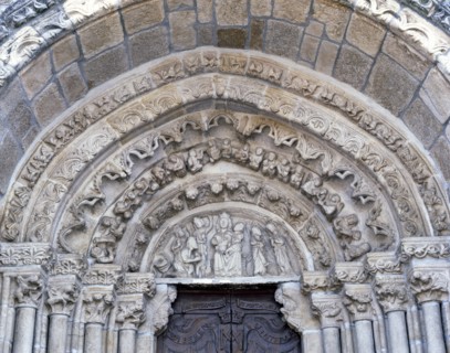 Church of Santa Maria de Azogue, detail of the sculptures in the front with archivolts.
