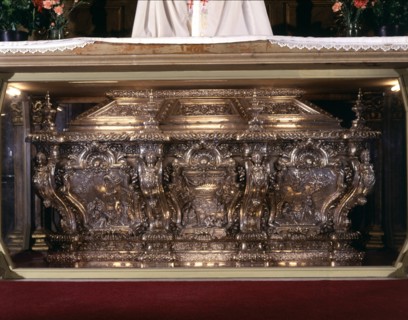 Urn of Sant Bernat Calvó', silver embossed with bas-reliefs and cast elements. Punch of Barcelona?