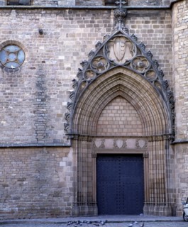 Gate of the church of the Monastery of Pedralbes, façade with the badge of Queen Elisenda.