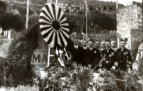 Lluís Companys at the grave of Francesc Macia, president of the Generalitat de Catalonia.